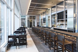 2 bars/lounges - Hyatt Regency McCormick Place Chicago    (Chicago)