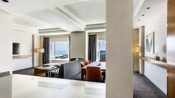 Suite (Regency) | Área de sala de estar | Smart TV, estación para iPod y películas con cargo