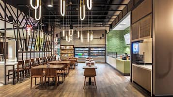3 間餐廳,供應早餐、午餐和晚餐,亞洲料理