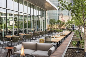 2 bars/lounges - Hyatt Regency McCormick Place Chicago    (Chicago)