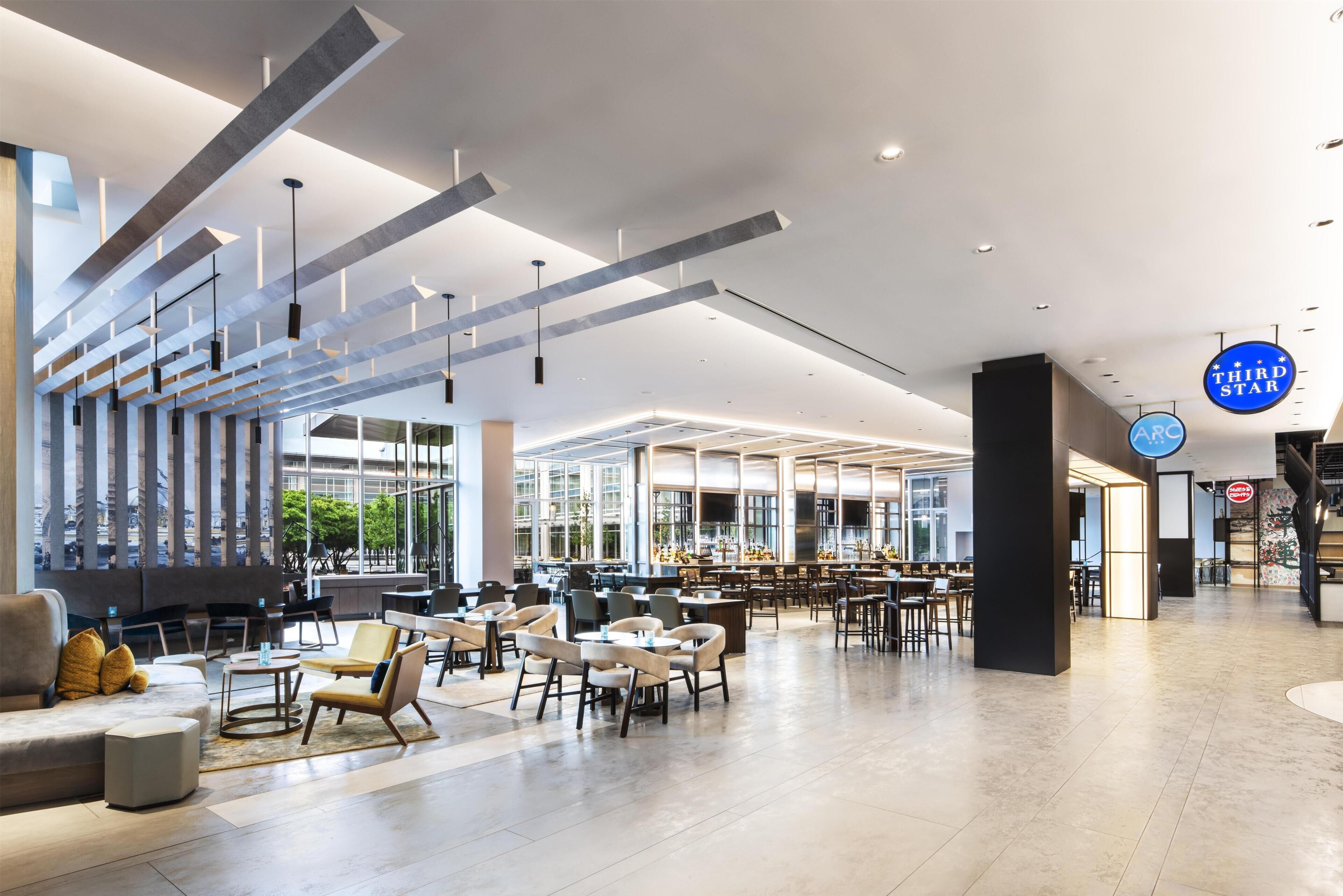2 bars/lounges