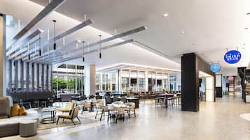 2 bars/lounges