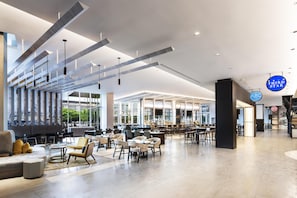 2 bars/lounges - Hyatt Regency McCormick Place Chicago    (Chicago)