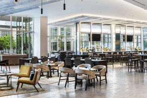 2 bars/lounges - Hyatt Regency McCormick Place Chicago    (Chicago)