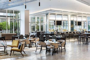 2 bars/lounges