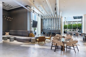2 bars/lounges