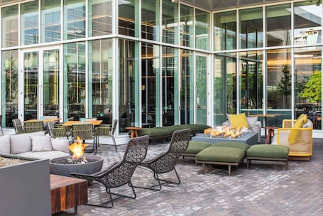 2 bares. Hyatt Regency McCormick Place Chicago