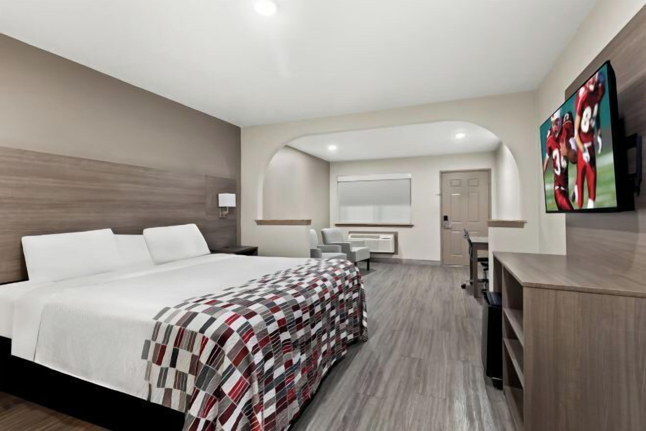 Pillowtop-patjalliset sängyt, työpöytä