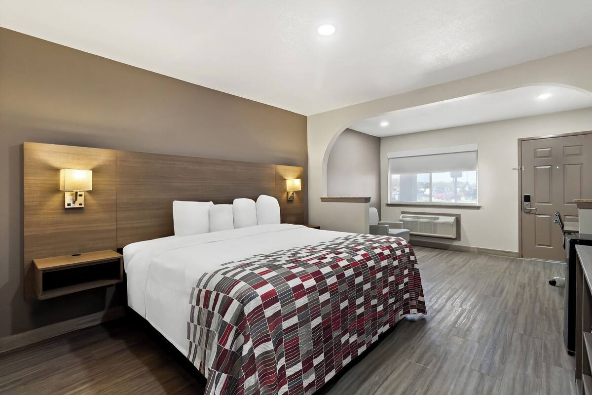 Superior Room, 1 Katil Raja (King), Accessible, Non Smoking | Tilam berlapik, meja, ruang kerja komputer riba, Wi-fi percuma 