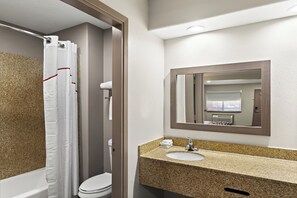Combined shower/tub, free toiletries, towels