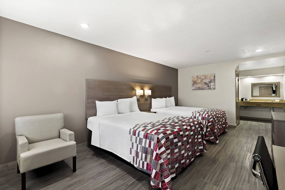Deluxe Room, 2 Katil Ratu (Queen), Accessible, Non Smoking | Tilam berlapik, meja, ruang kerja komputer riba, Wi-fi percuma 