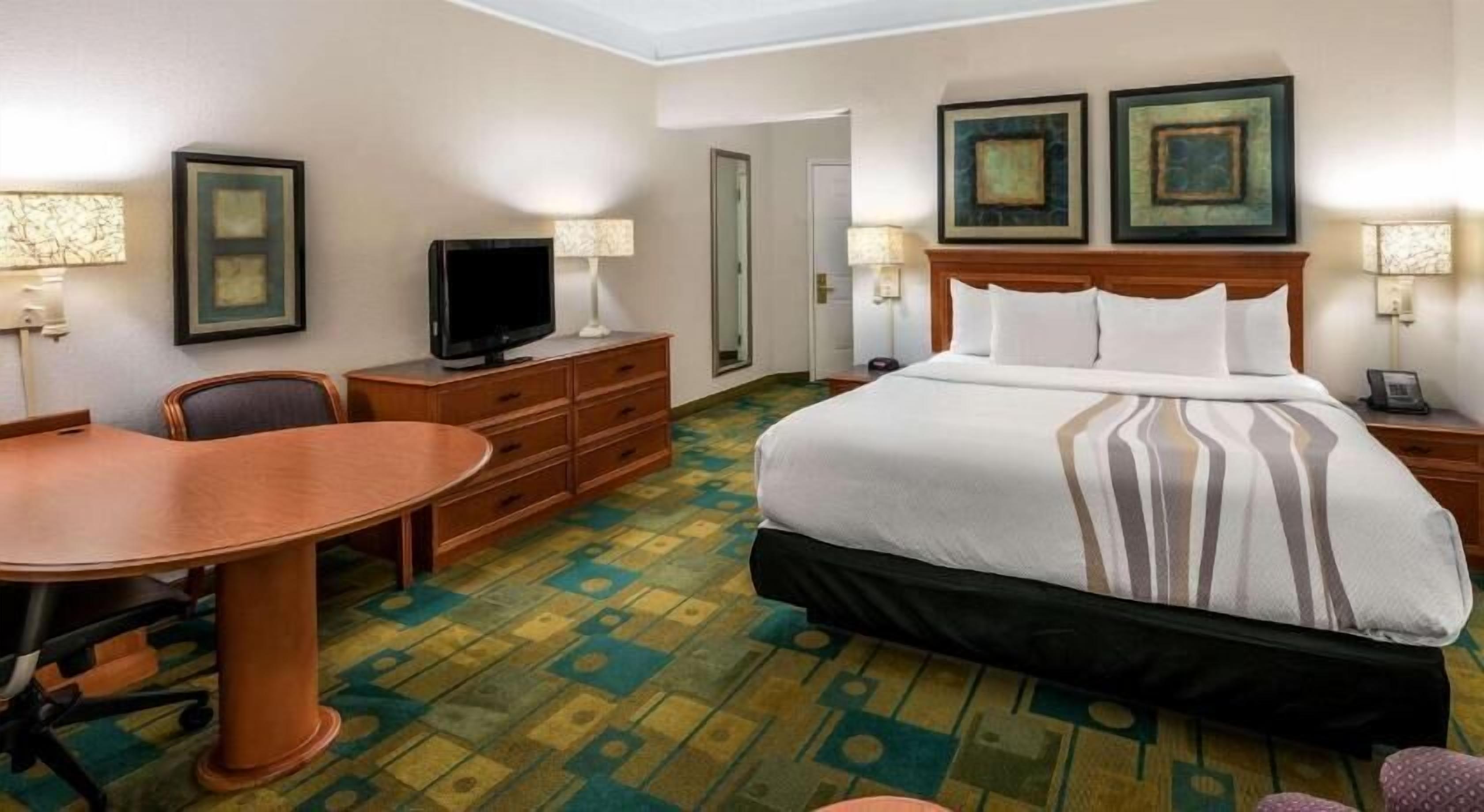 高档床上用品、办公桌、遮光窗帘、熨斗/熨衣板