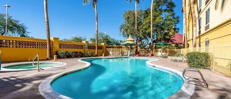 حمّام سباحة خارجي، مقاعد للتشمس