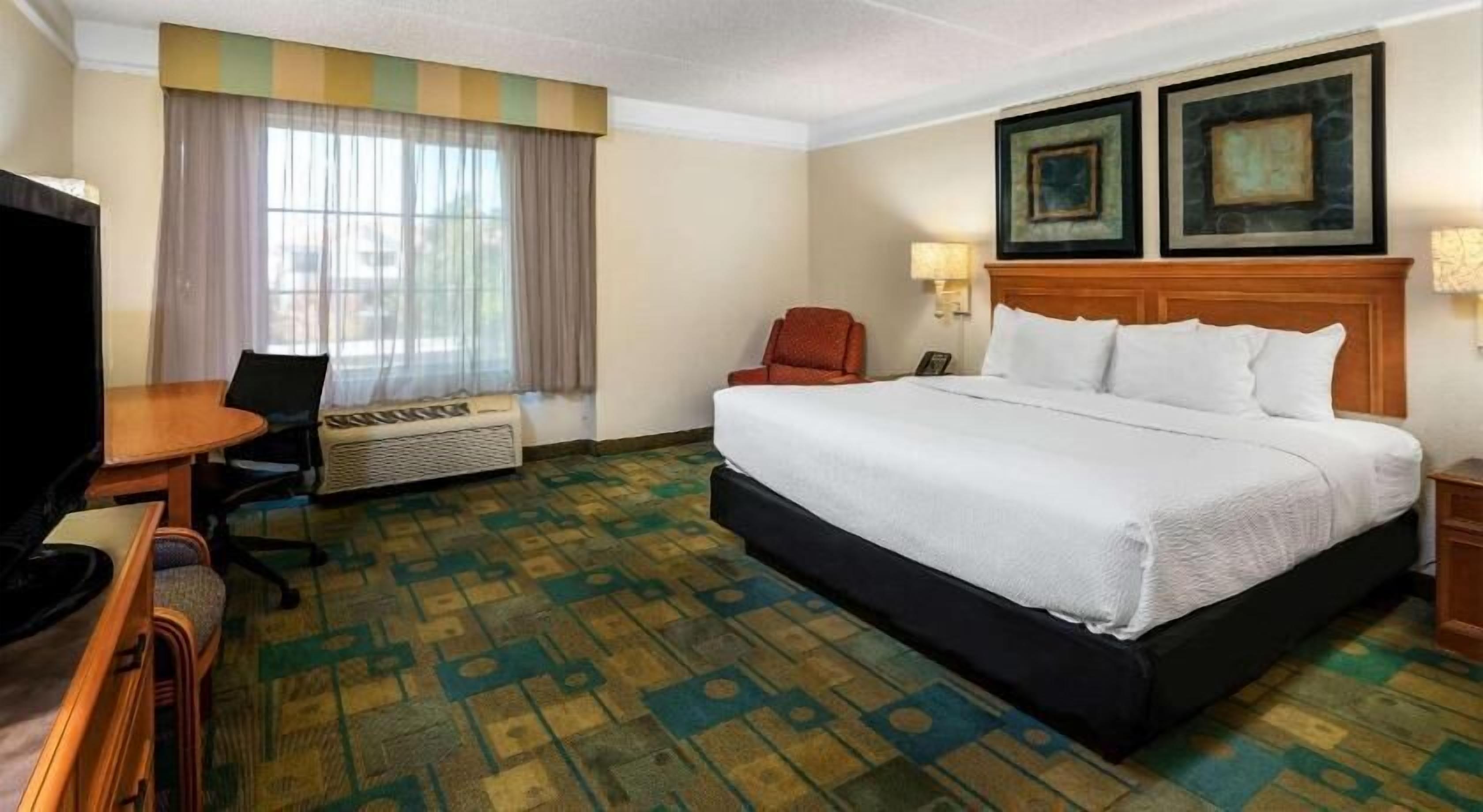 高档床上用品、办公桌、遮光窗帘、熨斗/熨衣板