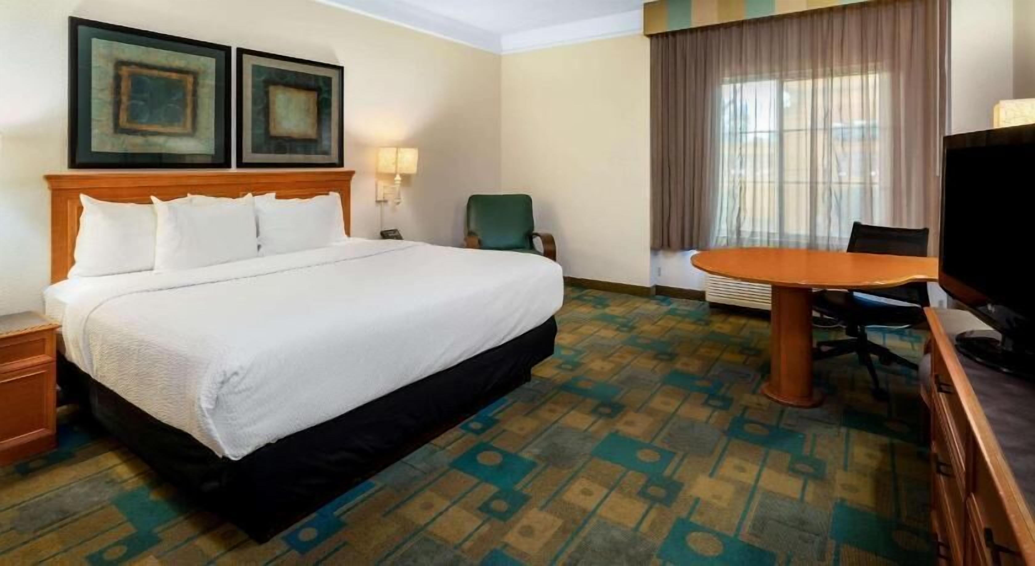 高档床上用品、办公桌、遮光窗帘、熨斗/熨衣板