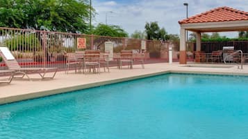 Una piscina al aire libre (de 09:00 a 22:00), tumbonas