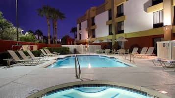 Kolam renang outdoor