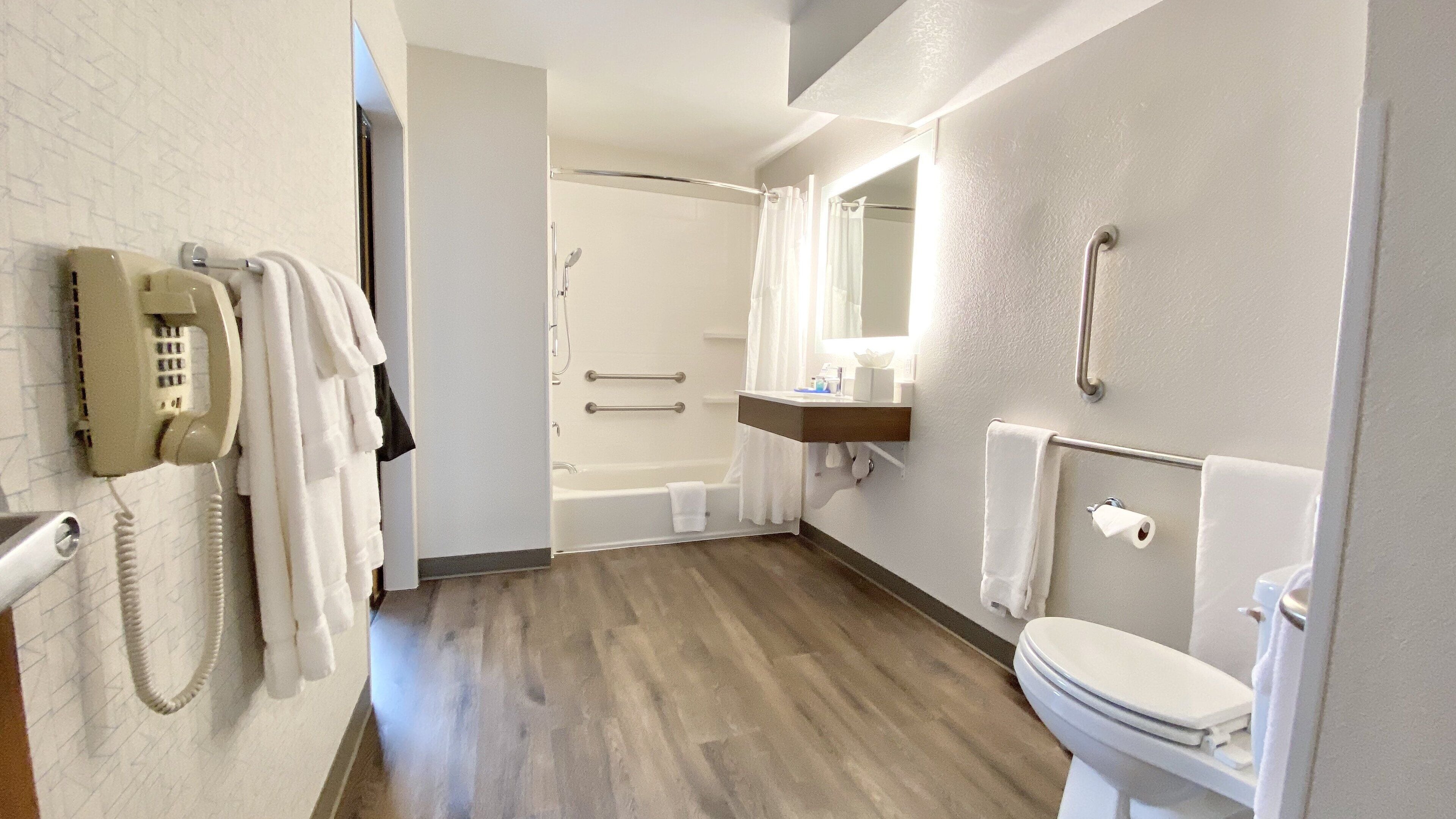 studio suite, 1 bedroom | bathroom | combined shower/bathtub, free toiletries, hair dryer, towels