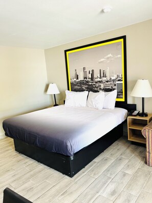 Habitación, 1 cama de matrimonio grande | Escritorio, tabla de planchar con plancha, wifi gratis y ropa de cama