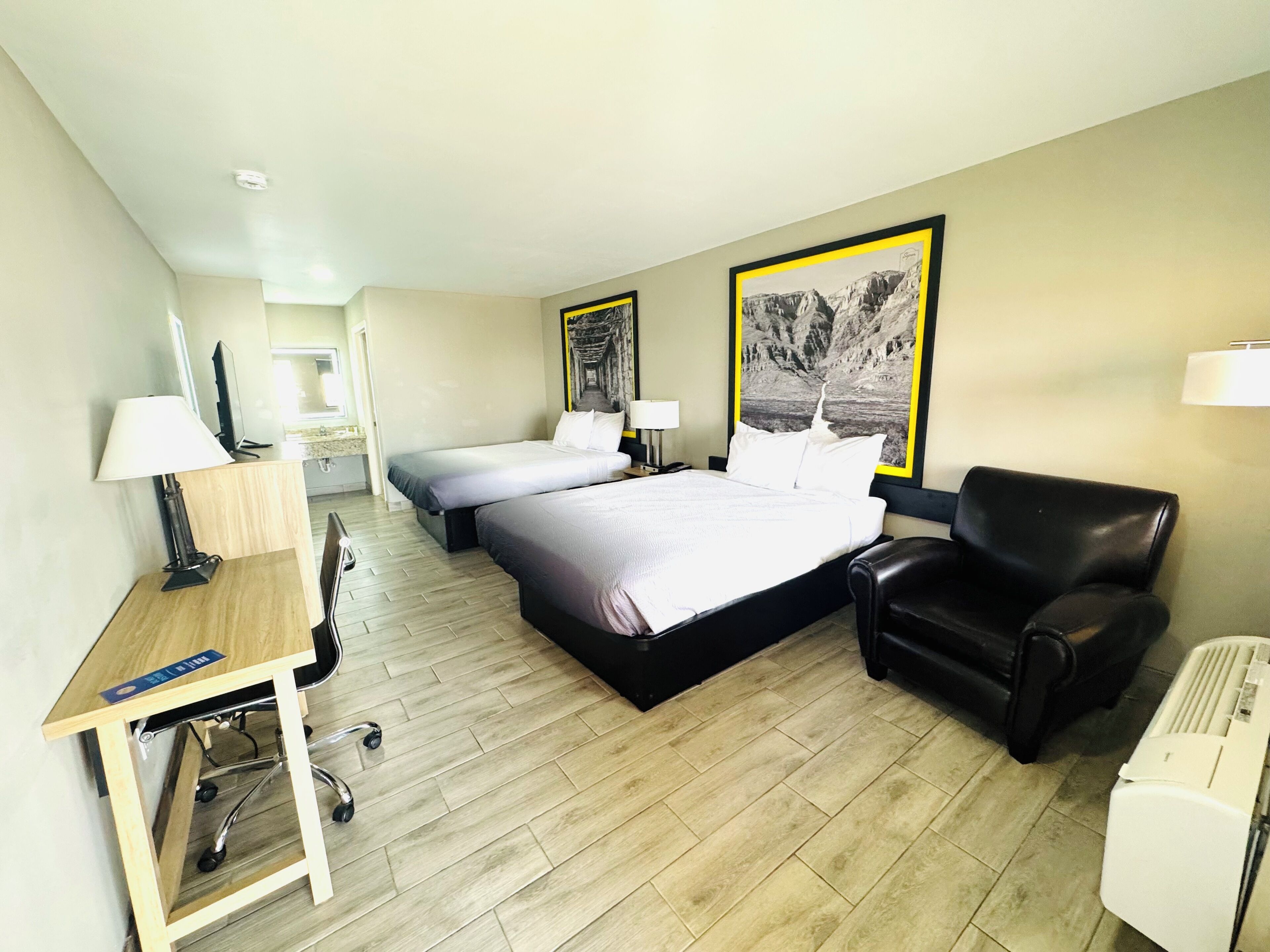 Escritorio, tabla de planchar con plancha, wifi gratis y ropa de cama 