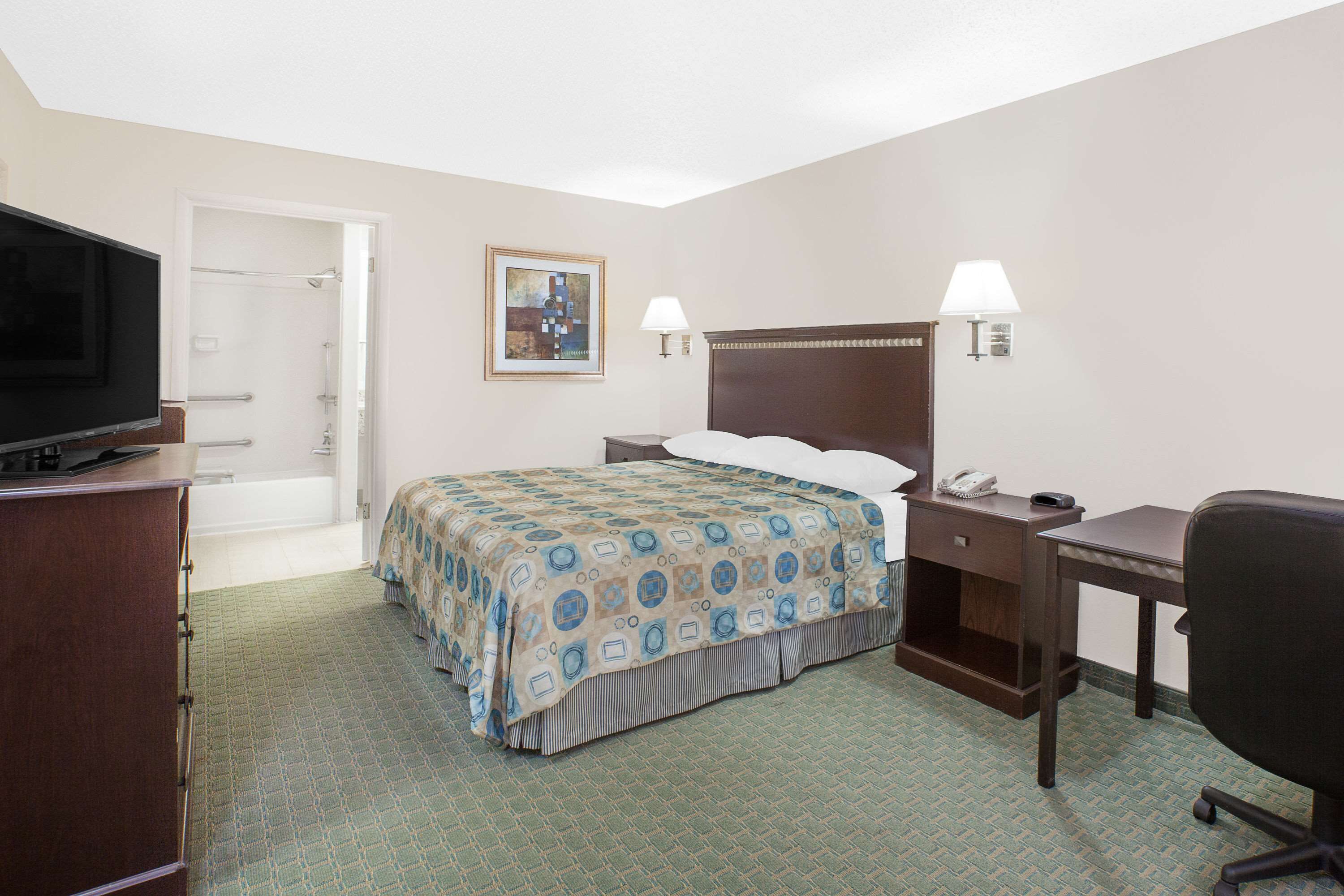 Phòng, 1 giường cỡ king, phù hợp cho người khuyết tật (Mobility,Hearing,Tub w/Grab Bars) | Bàn, bàn ủi/dụng cụ ủi quần áo, truy cập Internet không dây miễn phí 