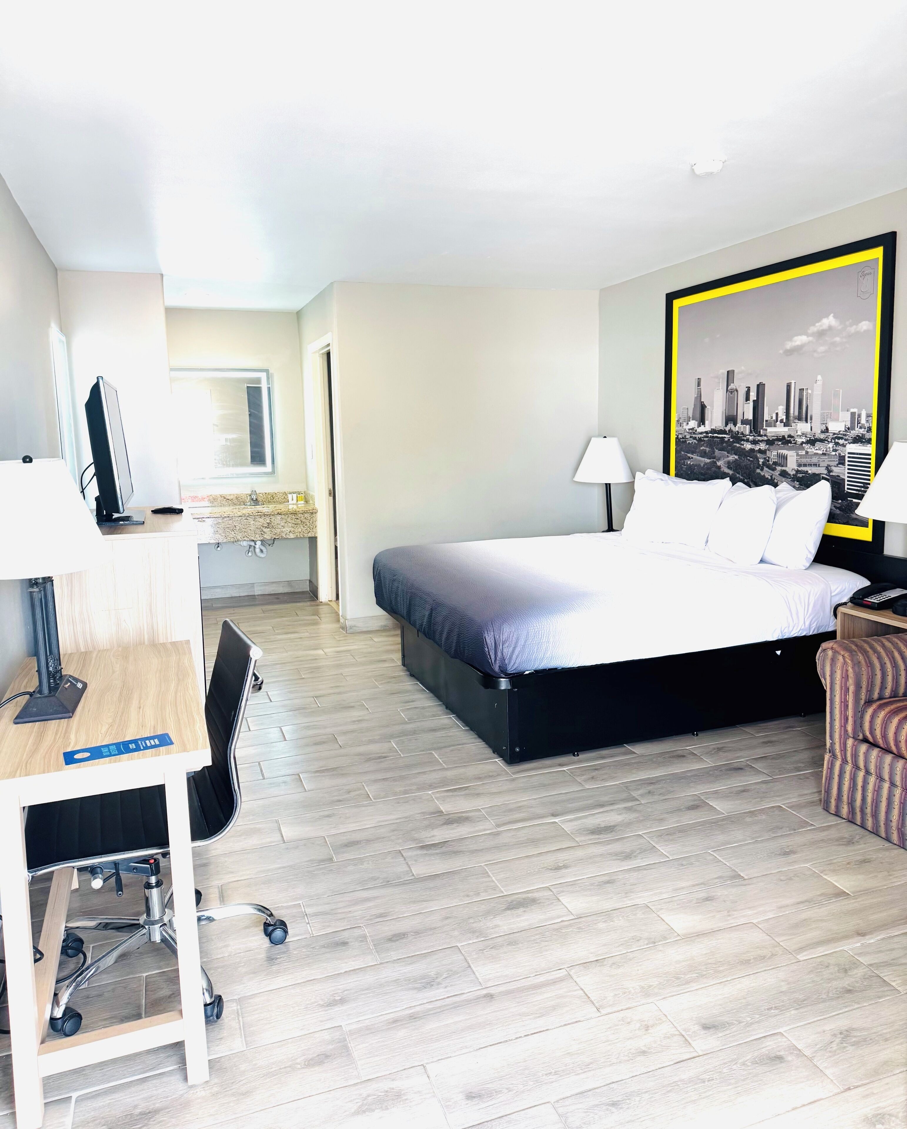 Escritorio, tabla de planchar con plancha, wifi gratis y ropa de cama 