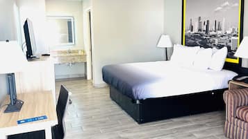 Escritorio, tabla de planchar con plancha, wifi gratis y ropa de cama