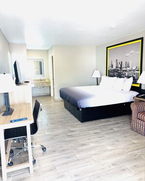 Skrivbord, strykjärn/strykbräda, gratis wi-fi och sängkläder