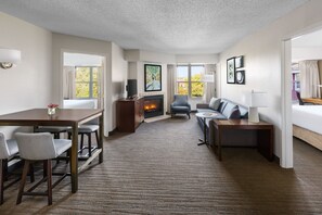 Desk, laptop workspace, blackout drapes, iron/ironing board - Residence Inn by Marriott Gaithersburg Washingtonian Center (Gaithersburg)