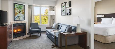 Escritorio, espacio para trabajar con laptop y cortinas blackout