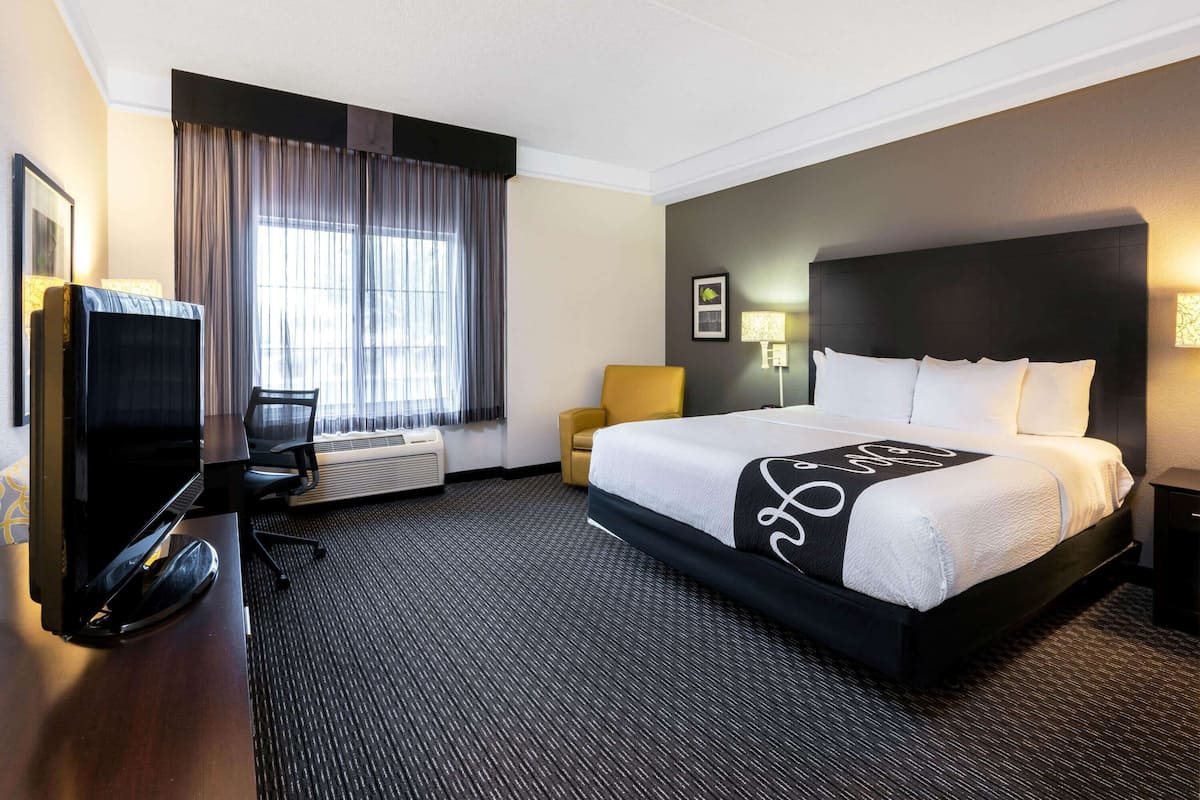 Room, 1 King Bed, Accessible, Non Smoking | Premium bedding, desk, iron/ironing board, free cribs/infant beds