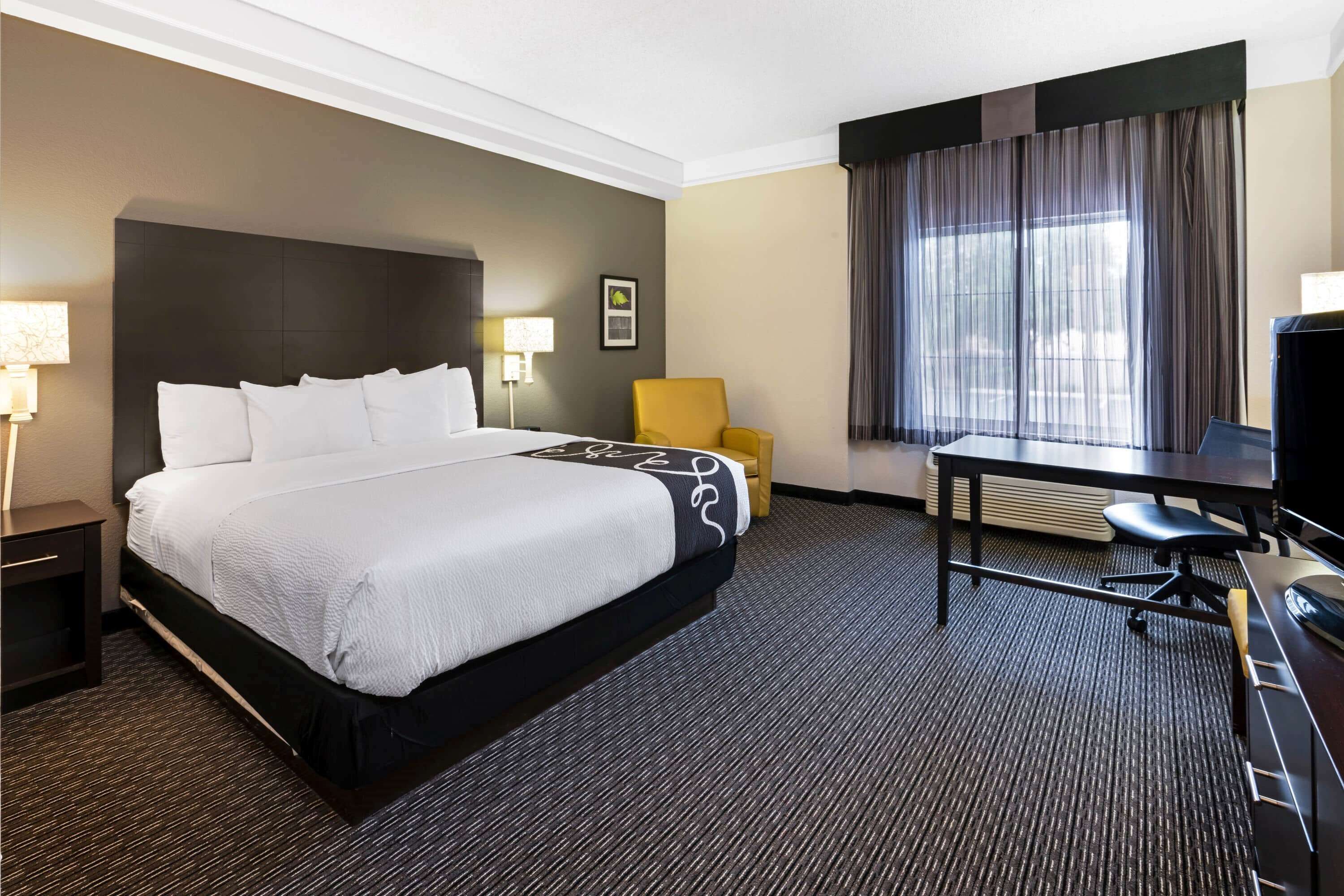 Premium bedding, desk, iron/ironing board, free cribs/infant beds