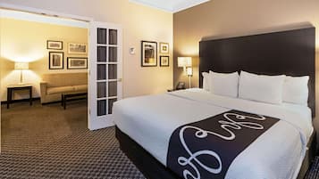 Suite, 1 camera da letto, non fumatori, vista piscina (1King Bed) | Biancheria da letto di alta qualità, una scrivania, ferro/asse da stiro