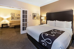 Suite, 1 Schlafzimmer, Nichtraucher, Poolblick (1King Bed) | Hochwertige Bettwaren, Schreibtisch, Bügeleisen/Bügelbrett