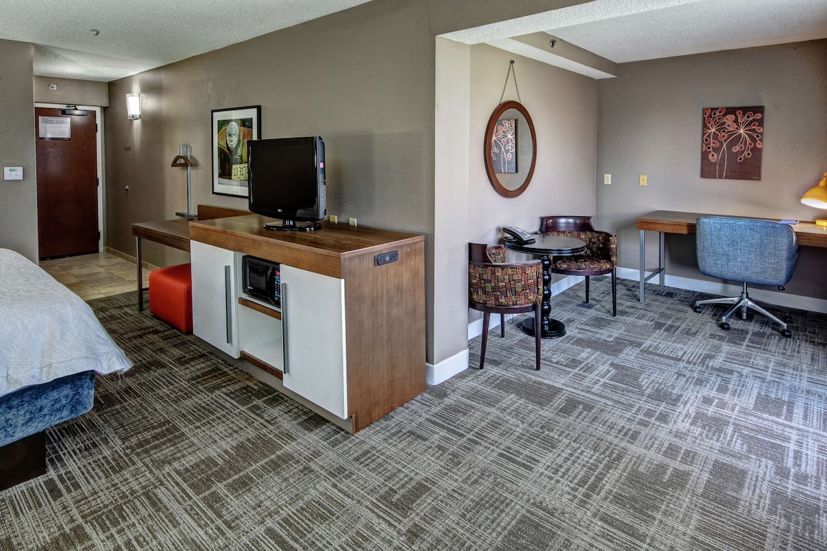 One King Bed, Non-Smoking | In-room safe, iron/ironing board, free cribs/infant beds, free WiFi