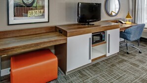 One King Bed, Non-Smoking, Accessible | In-room safe, iron/ironing board, cribs (free), WiFi (free) - Hampton Inn Tullahoma (Tullahoma)