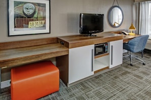 One King Bed, Non-Smoking, Accessible | In-room safe, iron/ironing board, free cribs/infant beds, free WiFi - Hampton Inn Tullahoma (Tullahoma)