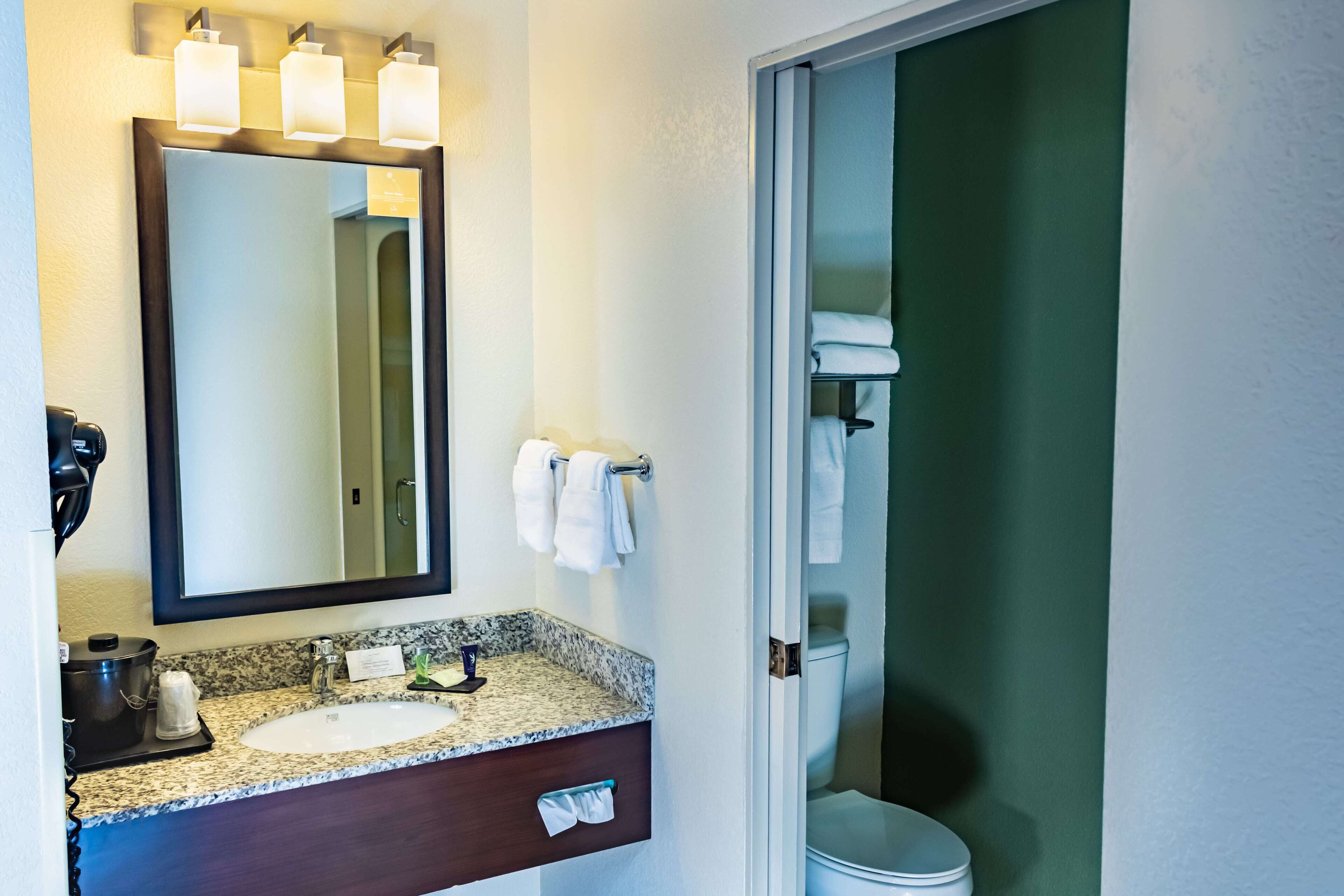 shower, hydromassage showerhead, free toiletries, hair dryer