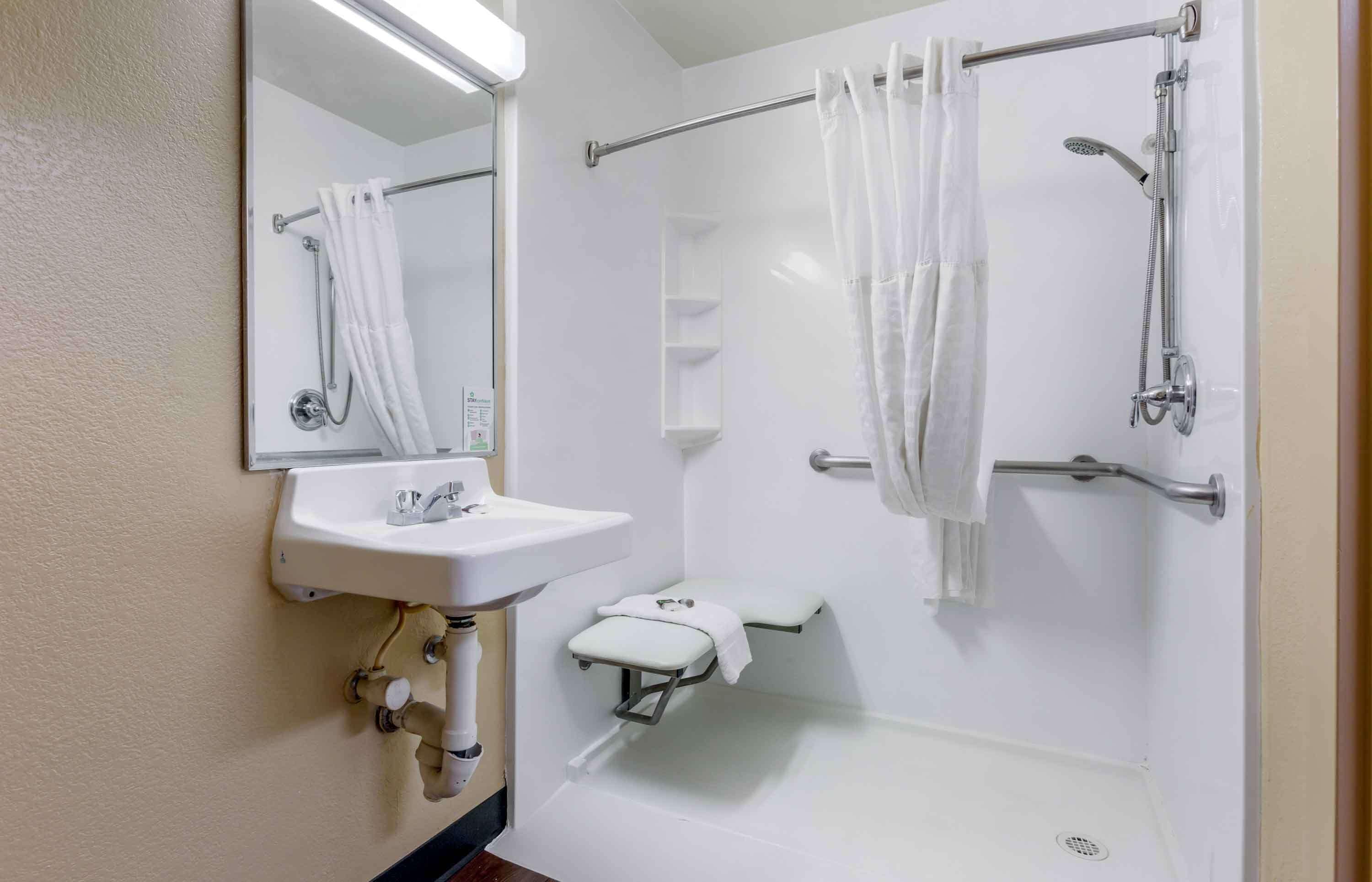 studio, 1 queen bed, accessible, non smoking | bathroom | combined shower/bathtub, free toiletries, hair dryer, towels
