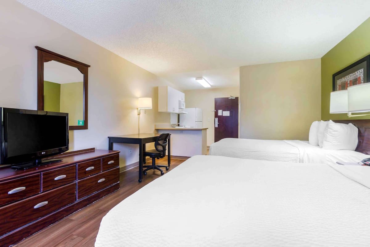 studio, 2 double beds, non smoking | desk, iron/ironing board, free wifi, bed sheets