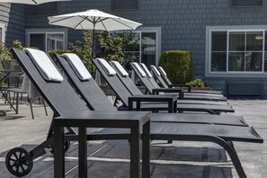 Seasonal outdoor pool, open 9 AM to 10 PM, pool umbrellas, pool loungers - Best Western Wesley Inn & Suites (Gig Harbor)