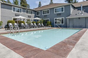 Seasonal outdoor pool, open 9 AM to 10 PM, pool umbrellas, sun loungers