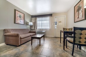 Habitación estándar, 1 cama de matrimonio grande, no fumadores, frigorífico y microondas | Caja fuerte, escritorio, espacio para trabajar con un portátil