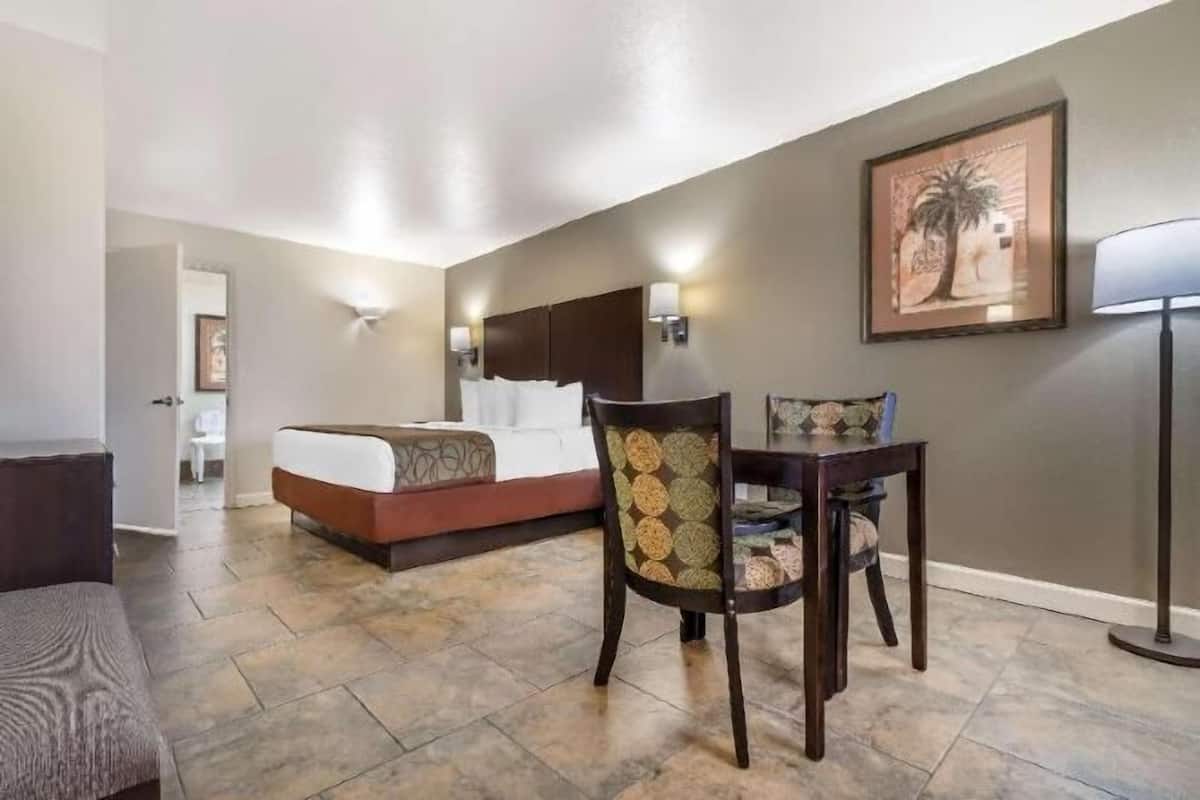 Cofres nos quartos, escrivaninha, espaço de trabalho para notebook