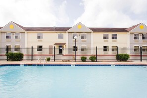 Una piscina al aire libre de temporada