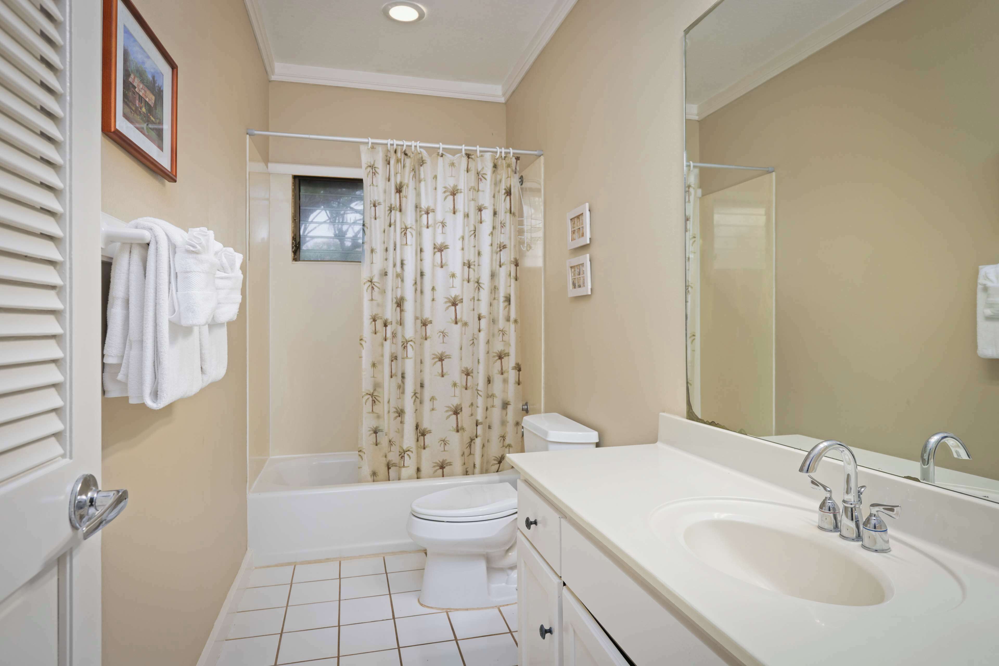 Ein Badezimmer mit Badewanne, Toilette und Waschbecken.