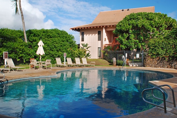 Una piscina al aire libre