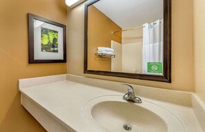 Estudio, 2 camas dobles, no fumadores | Baño | Ducha y bañera combinadas y artículos de higiene personal gratuitos