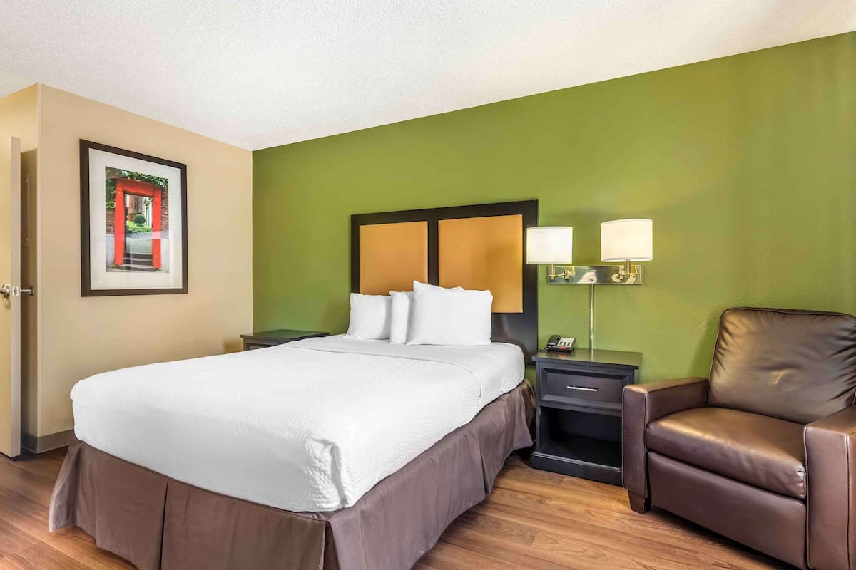 Desk, iron/ironing board, free WiFi, bed sheets