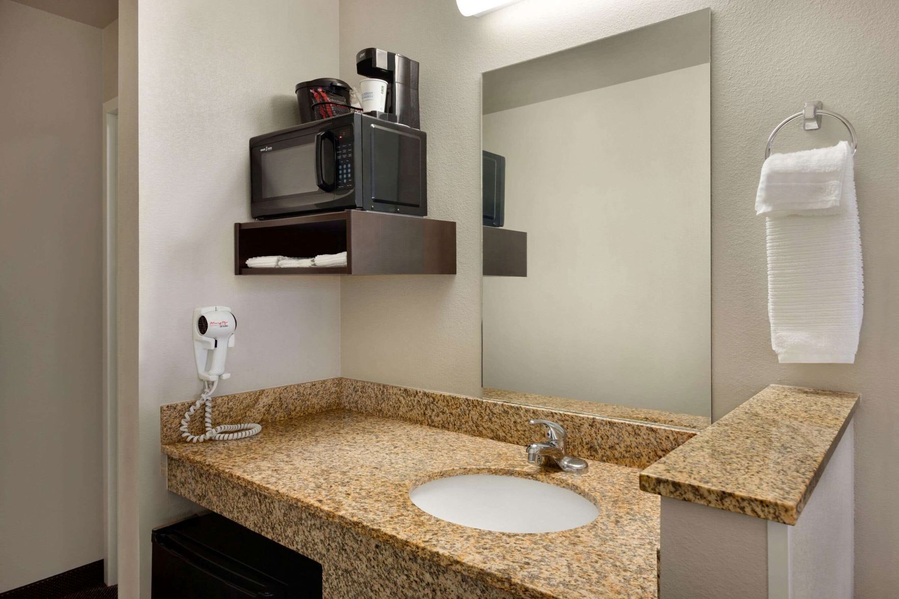 Salle de bain | Ensemble baignoire-douche, articles de toilette (gratuits)